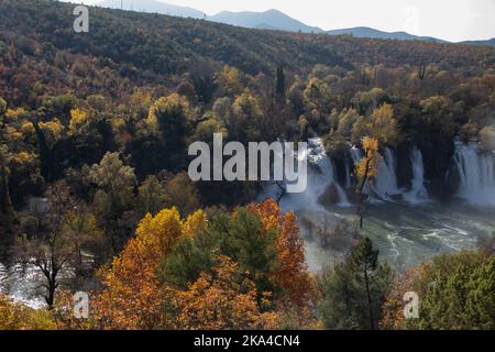 Wasserfall Kravice, im südlichen Teil von Bosnien und Herzegowina gelegen, ist der perfekte Picknick- und Wanderort für einen Urlaub Stockfoto