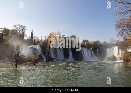 Wasserfall Kravice, im südlichen Teil von Bosnien und Herzegowina gelegen, ist der perfekte Picknick- und Wanderort für einen Urlaub Stockfoto