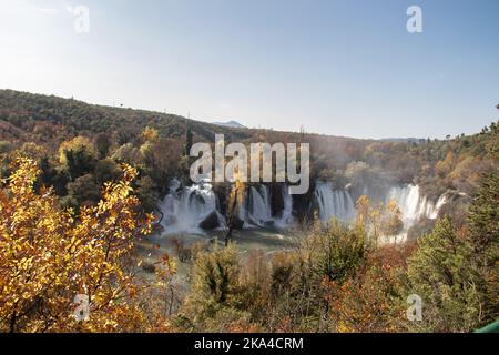 Wasserfall Kravice, im südlichen Teil von Bosnien und Herzegowina gelegen, ist der perfekte Picknick- und Wanderort für einen Urlaub Stockfoto