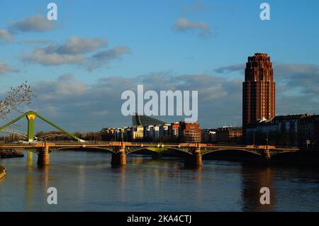 Ignatz Bubis Brücke über den Main in Frankfurt. Der Hauptplatz befindet sich auf der rechten Seite. Haupttriangel, Floesserbrücke und Deutschherrnbrücke im Hintergrund. Stockfoto