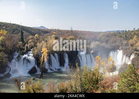 Wasserfall Kravice, im südlichen Teil von Bosnien und Herzegowina gelegen, ist der perfekte Picknick- und Wanderort für einen Urlaub Stockfoto