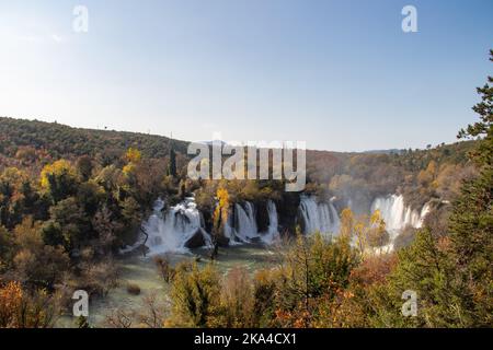 Wasserfall Kravice, im südlichen Teil von Bosnien und Herzegowina gelegen, ist der perfekte Picknick- und Wanderort für einen Urlaub Stockfoto