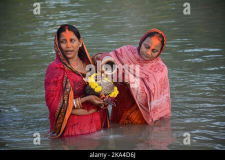 Santiniketan, Westbengalen, Indien. 31. Oktober 2022. Chhath puja ist dem sonnengott Surya gewidmet. Das Festival heißt 'Chhath', weil es die Zahl 6 in Hindi oder Nepali bedeutet. Das Fest wird am 6.. Tag des Monats des Hindu-Monats Karthika gefeiert. Chhath Puja ist eines der größten Festivals Indiens. Dieses Fest wird in den meisten Teilen von Bihar, Uttar Pradesh und auch in einigen Teilen von Bengalen gefeiert. Das Festival beginnt im Monat Kartika an seinem sechsten Tag. Das Fest dauert vier Tage und ist der Anbetung von Lord Sun gewidmet, weil sie seinen Segen gesucht und für das Anhalten gebetet hat Stockfoto