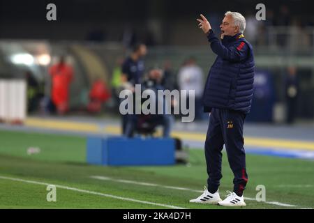 Verona, Italien, 31.. Oktober 2022. Jose Mourinho Cheftrainer von AS Roma reagiert während des Serie-A-Spiels im Stadio Marcantonio Bentegodi, Verona. Bildnachweis sollte lauten: Jonathan Moscrop / Sportimage Stockfoto