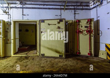 Große, schlagfeste Panzertüren im Militärbunker Stockfoto