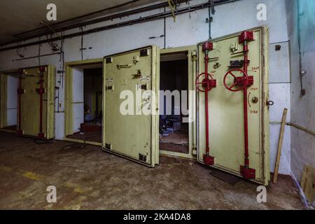 Große, schlagfeste Panzertüren im Militärbunker Stockfoto