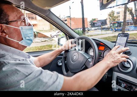 Bogota Kolumbien, El Chico Uber Fahrer fahren App, Mann Männer männlich Interieur im Fahrzeug Autoarbeiter Arbeiter arbeiten Arbeit Arbeitsplatz Job Karriere Karriere Stockfoto