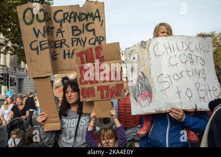 London, Großbritannien. 29. Oktober 2022. Eine Familie nimmt am Marsch der Mumien Teil, um Rechte für berufstätige Mütter, Kinderbetreuungsreformen, Elternurlaub und flexibles Arbeiten zu fordern. Der Marsch der Mumien wurde von Pregnant then Screwed, einer Wohltätigkeitsorganisation, die sich der Beendigung der Mutterschaft verschrieben hat, als landesweite Veranstaltung mit 11 Standorten in ganz Großbritannien organisiert. Kredit: Mark Kerrison/Alamy Live Nachrichten Stockfoto