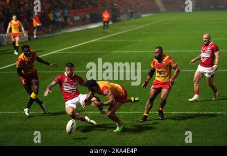 Kyle Evans aus Wales kam während des Rugby-League-Weltcup-Spiels der Gruppe D im Eco-Power Stadium in Doncaster vor dem aus Papua-Neuguinea stammenden Alex Johnston zum Einsatz. Bilddatum: Montag, 31. Oktober 2022. Stockfoto