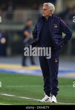 Verona, Italien, 31.. Oktober 2022. Jose Mourinho Cheftrainer von AS Roma reagiert während des Serie-A-Spiels im Stadio Marcantonio Bentegodi, Verona. Bildnachweis sollte lauten: Jonathan Moscrop / Sportimage Stockfoto