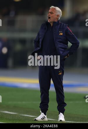 Verona, Italien, 31.. Oktober 2022. Jose Mourinho Cheftrainer von AS Roma reagiert während des Serie-A-Spiels im Stadio Marcantonio Bentegodi, Verona. Bildnachweis sollte lauten: Jonathan Moscrop / Sportimage Stockfoto