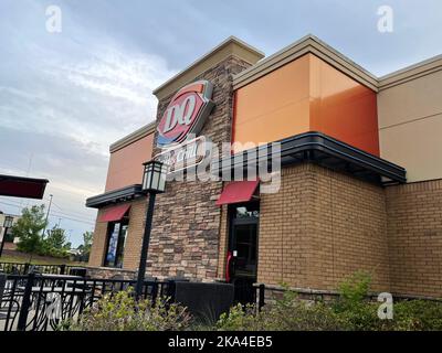 Grovetown, GA USA - 05 04 22: Dairy Queen Fast Food Außenansicht von der Vorderseite Stockfoto