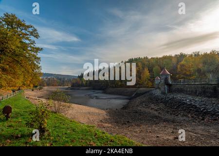 Harcov Damm in Liberec Stadt im Herbst Farbe frisch mornig zum ersten Mal leer in der Geschichte der Stadt Stockfoto