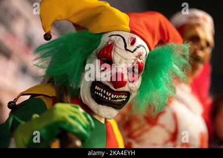 Essen, Deutschland. 31. Oktober 2022. Ein Junge als Horror-Clown zu Halloween gekleidet in NRW ziehen im Rahmen einer Halloween-Parade mit Zombie-Walk am Nachmittag in Essen hunderte verkleidete Menschen durch die Innenstadt. Quelle: Christoph Reichwein/dpa/Alamy Live News Stockfoto