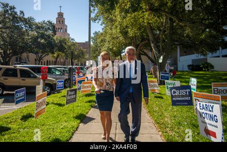 St. Petersburg, Florida, USA. 31. Oktober 2022. 31. Oktober 2022, St. Petersburg, Florida: Demokratischer Gouverneurskandidat für Florida, Charlie Crist, rechts, und sein Verlobter, Chelsea Grimes, Gehen Sie links zu einem Wahllokal, um früh in Crists Heimatstadt St. Petersburg zu wählen. (Bild: © Dominic Gwinn/ZUMA Press Wire) Stockfoto