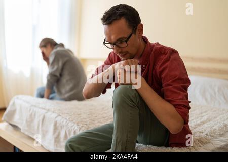 Frustriert betrogener Mann Ehemann, der über Verrat nachdenkt und von seiner Frau verraten wird Stockfoto