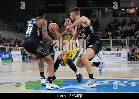 Trient, Italien, 30.. Oktober 2022, Galerie des Spiels zwischen Dolomiti Energia Trentino und GIVOVA Scafati - Italienische Basketball-Meisterschaft A1 Stockfoto