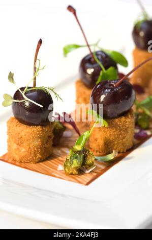 Gebratenes Dessert mit frischer Kirsche auf der Oberseite Stockfoto