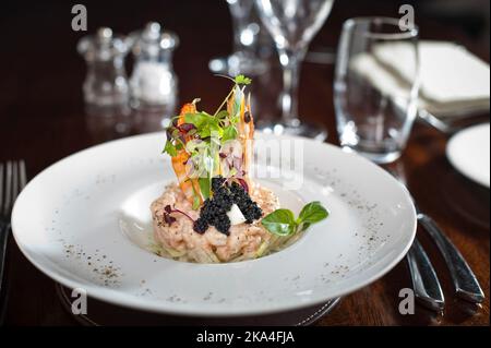 Garnelentartare mit Kaviar und frischen Kräutern Stockfoto