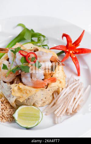 Pad thai Shrimps in Omelettkorb serviert Stockfoto