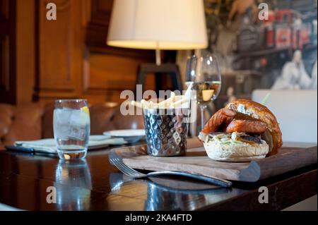 Lachs- und Fleischburger mit gebratenem Französisch Stockfoto