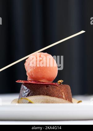 Schokoladenbrownie mit Beerengelato Stockfoto