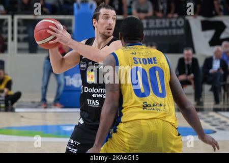 Trient, Italien, 30.. Oktober 2022, Galerie des Spiels zwischen Dolomiti Energia Trentino und GIVOVA Scafati - Italienische Basketball-Meisterschaft A1 Stockfoto