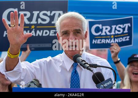 In den USA. 31. Oktober 2022. 31. Oktober 2022, Charasota, Florida: Der demokratische Gouverneurskandidat für Florida, Charlie Crist, spricht während einer staatenübergreifenden GOTV-Tour in der letzten Woche vor dem Wahltag mit den Wählern. (Bild: © Dominic Gwinn/ZUMA Press Wire) Stockfoto