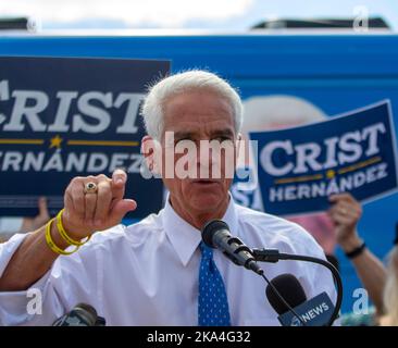 In den USA. 31. Oktober 2022. 31. Oktober 2022, Charasota, Florida: Der demokratische Gouverneurskandidat für Florida, Charlie Crist, spricht während einer staatenübergreifenden GOTV-Tour in der letzten Woche vor dem Wahltag mit den Wählern. (Bild: © Dominic Gwinn/ZUMA Press Wire) Stockfoto