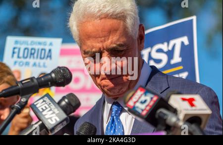 In den USA. 31. Oktober 2022. 31. Oktober 2022, St. Petersburg, Florida: Charlie Crist, der Kandidat des demokratischen Gouverneurs für Florida, hält vor der frühen Abstimmung eine Pressekonferenz ab, in der er den amtierenden republikanischen Gouverneur verurteilt. Die Weigerung von Ron DeSantis, antisemitische Kommentare bei einem College-Fußballspiel am Wochenende zu verurteilen. (Bild: © Dominic Gwinn/ZUMA Press Wire) Stockfoto