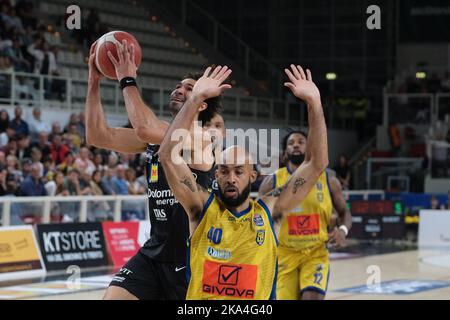 Trient, Italien, 30.. Oktober 2022, Galerie des Spiels zwischen Dolomiti Energia Trentino und GIVOVA Scafati - Italienische Basketball-Meisterschaft A1 Stockfoto