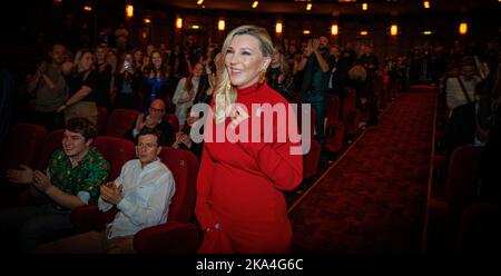 2022-10-31 21:38:06 AMSTERDAM - die Bürgermeisterin Femke Halsema hat vor der Premiere des niederländischen Films Stromboli auf Pathé Tuschinski die Autorin Saskia Noort im Auftrag von Orangen-Nassau zum Ritter geschlagen. ANP LEVIN DEN BOER niederlande Out - belgien Out Stockfoto