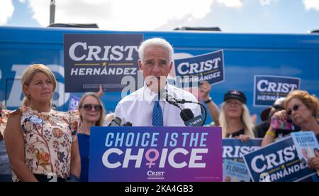 In den USA. 31. Oktober 2022. 31. Oktober 2022, Charasota, Florida: Der demokratische Gouverneurskandidat für Florida, Charlie Crist, spricht während einer staatenübergreifenden GOTV-Tour in der letzten Woche vor dem Wahltag mit den Wählern. (Bild: © Dominic Gwinn/ZUMA Press Wire) Stockfoto