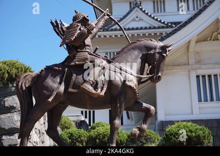 Eine Statue eines Bogenschützen, der auf einem Pferd vor dem Chiba City Castle, Japan, sitzt Stockfoto