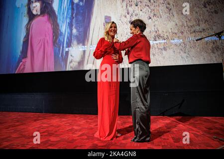 2022-10-31 21:38:45 AMSTERDAM - die Bürgermeisterin Femke Halsema hat vor der Premiere des niederländischen Films Stromboli auf Pathé Tuschinski die Autorin Saskia Noort im Auftrag von Orangen-Nassau zum Ritter geschlagen. ANP LEVIN DEN BOER niederlande Out - belgien Out Stockfoto