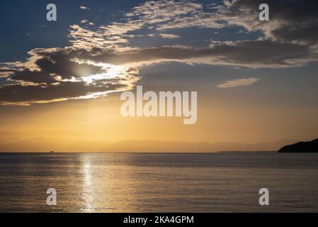 Sonnenaufgang Von Der Insel Korfu Mit Blick Auf Die Berge Der Balkanhalbinsel Griechenlands, Moraitika, Korfu, Griechenland Stockfoto