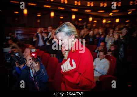 2022-10-31 21:38:07 AMSTERDAM - die Bürgermeisterin Femke Halsema hat vor der Premiere des niederländischen Films Stromboli auf Pathé Tuschinski die Autorin Saskia Noort im Auftrag von Orangen-Nassau zum Ritter geschlagen. ANP LEVIN DEN BOER niederlande Out - belgien Out Stockfoto