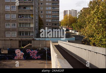 Apartments auf dem Thamesmead South Estate auf dem Yarnton Way in Thamesmead South, London. Neue Peabody Apartments sind in der Entfernung zum Rigg zu sehen Stockfoto