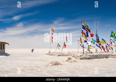 Die bunten Flaggen aus der ganzen Welt in den Uyuni-Salzebenen in Bolivien, Südamerika Stockfoto