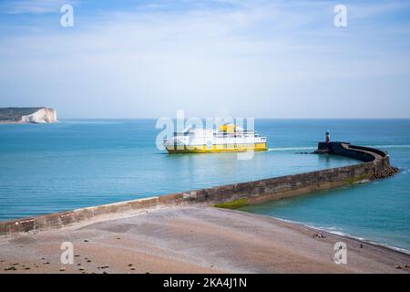 New Haven Beach and Moving Boats, England, Großbritannien Stockfoto