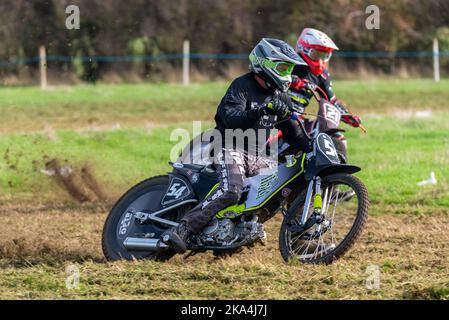 Ian Clark beim grasstrack-Motorradrennen. Donut Meeting Veranstaltung organisiert vom Southend & District Motorcycle Club, Essex, Großbritannien. Klasse GT140 Stockfoto