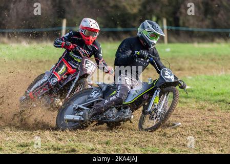 Ian Clark beim grasstrack-Motorradrennen. Donut Meeting Veranstaltung organisiert vom Southend & District Motorcycle Club, Essex, Großbritannien. Klasse GT140 Stockfoto