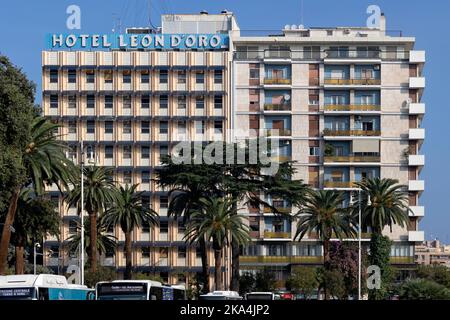 BARI, ITALIEN - 16. OKTOBER 2022: Außenansicht des Grand Hotel Leon D'oro Bari auf der Piazza Aldo Moro mit Schild Stockfoto