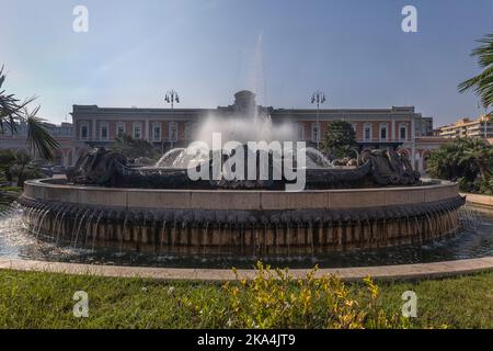 BARI, ITALIEN - 16. OKTOBER 2022: Brunnen auf der Piazza Aldo Moro Stockfoto