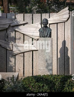 BARI, ITALIEN - 16. OKTOBER 2022: Gedenkbüste an Aldo Moro auf der Piazza Aldo Moro Stockfoto