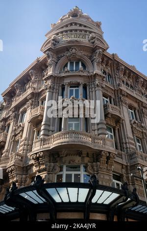 BARI, ITALIEN - 16. OKTOBER 2022: Fassade des Palazzo Mincuzzi in der Via Nicolo' Putignani im Stadtzentrum Stockfoto