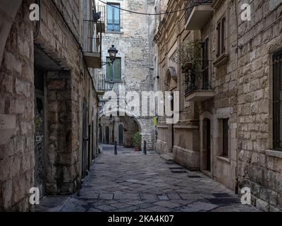 BARI, ITALIEN - 16. OKTOBER 2022: Blick entlang einer kleinen Wohnstraße in der Altstadt Stockfoto