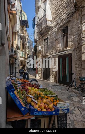 BARI, ITALIEN - 16. OKTOBER 2022: Blick entlang einer kleinen Wohnstraße in der Altstadt Stockfoto