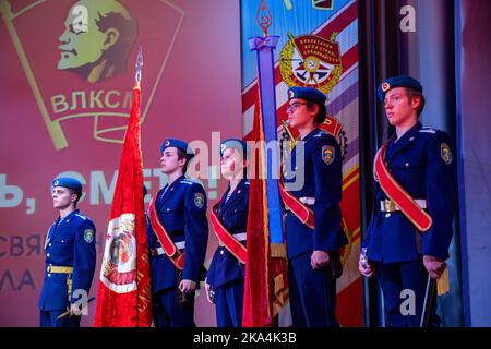 Moskau, Russland. 29.. Oktober 2022. Junge Fahnenträger stehen auf einer Bühne mit sowjetischen Komsomolbanner während eines Konzerts zum 104.. Jahrestag der Komsomolschen oder der All-Union Leninistischen Jungen Kommunistischen Liga im Palast der Pioniere auf Worobjow Gory in Moskau, Russland Stockfoto