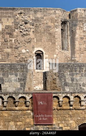 BARI, ITALIEN - 16. OKTOBER 2022: Außenansicht der Burg Bari mit Schild auf Zinnen Stockfoto